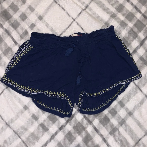 Red camel flowy embroidered shorts - Picture 2 of 4